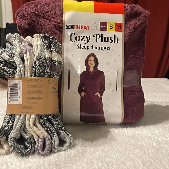 Woman’s plush sleep lounger and 4 pair of Bearpaw Boot socks Stay warm - Picture 2 of 9